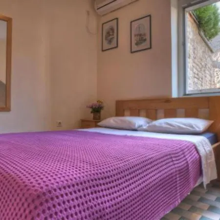 Quaint & Affordable In Traditional Stone House בית הארחה