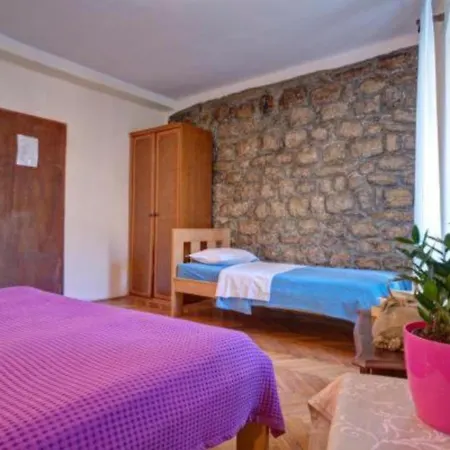 Quaint & Affordable In Traditional Stone House בודווה
