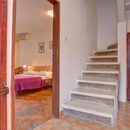 Quaint & Affordable In Traditional Stone House בודווה