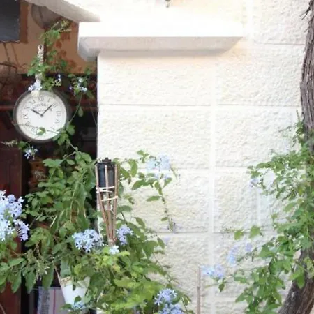 Quaint & Affordable In Traditional Stone House בית הארחה